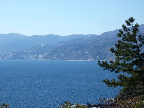 施設のすぐ近くには歴史上の偉人ゆかりの浜があり、周辺は海と緑が多く、お散歩などの外出も快適にすることができる。