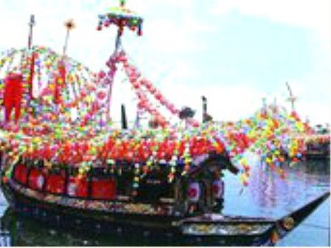 施設から車で４分の漁港で７月末に行われる祭りの風景である。カラフルな飾りつけがされた豪華な船が巡航しており、見学客も多い。