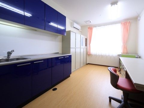 入居者様の健康管理を行う際に使用している部屋である。医療機関との連携も密に行っており、安心して生活することができる。