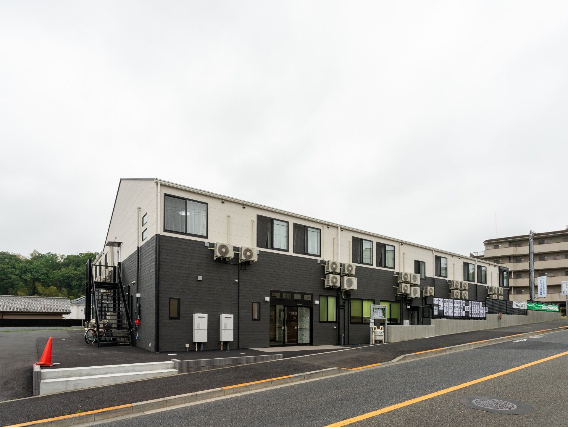 落ち着いた外観の建物