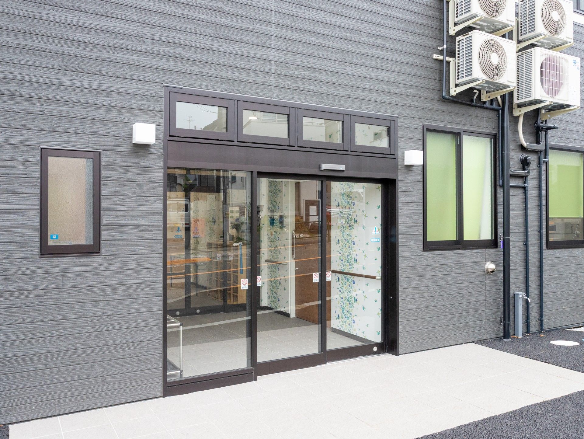 自動ドアのある建物の入口