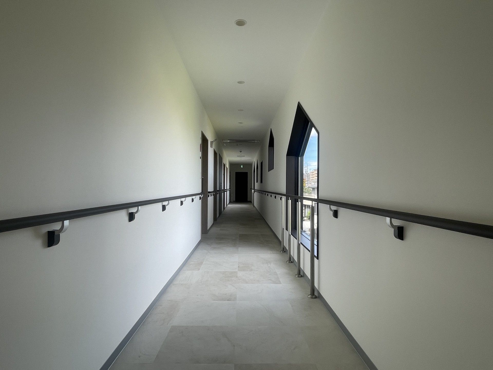 手すり付きの長い廊下