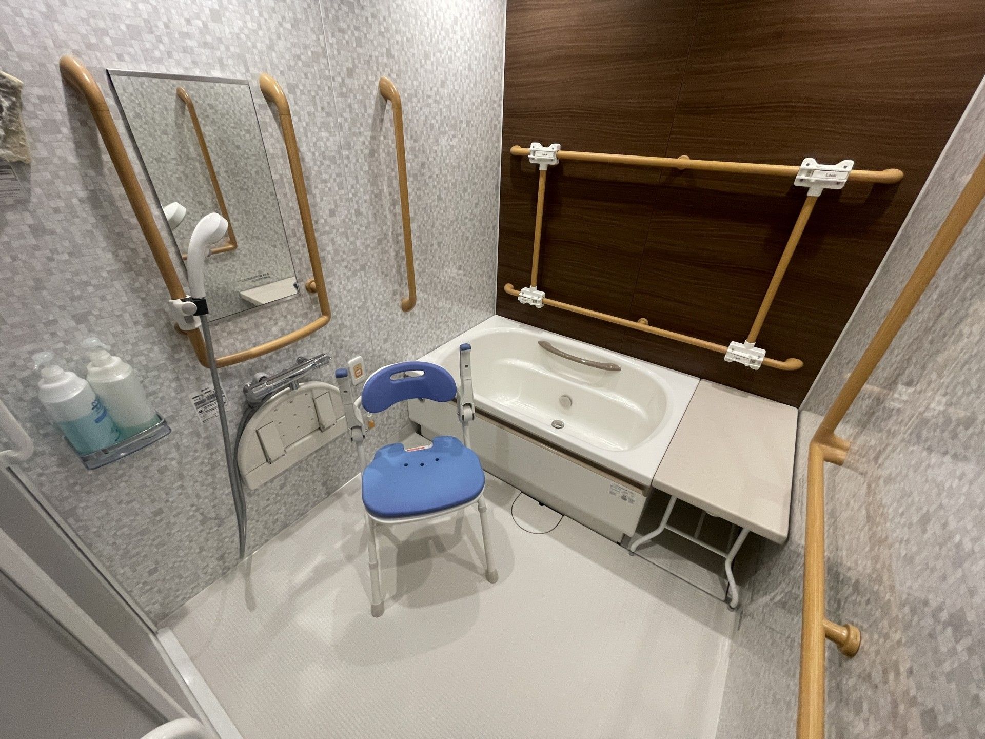 手すり付きの浴室