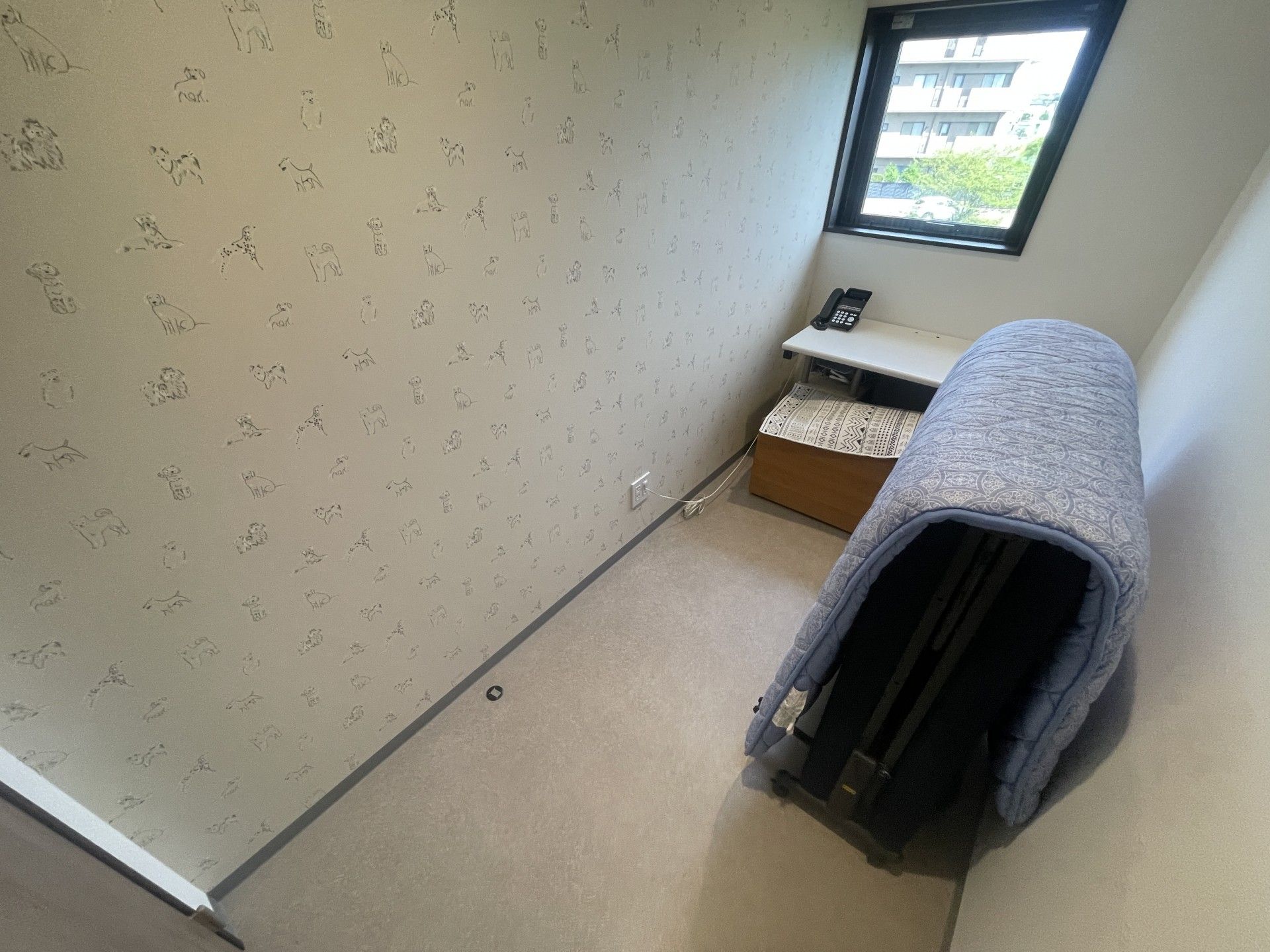 窓際の小さな部屋