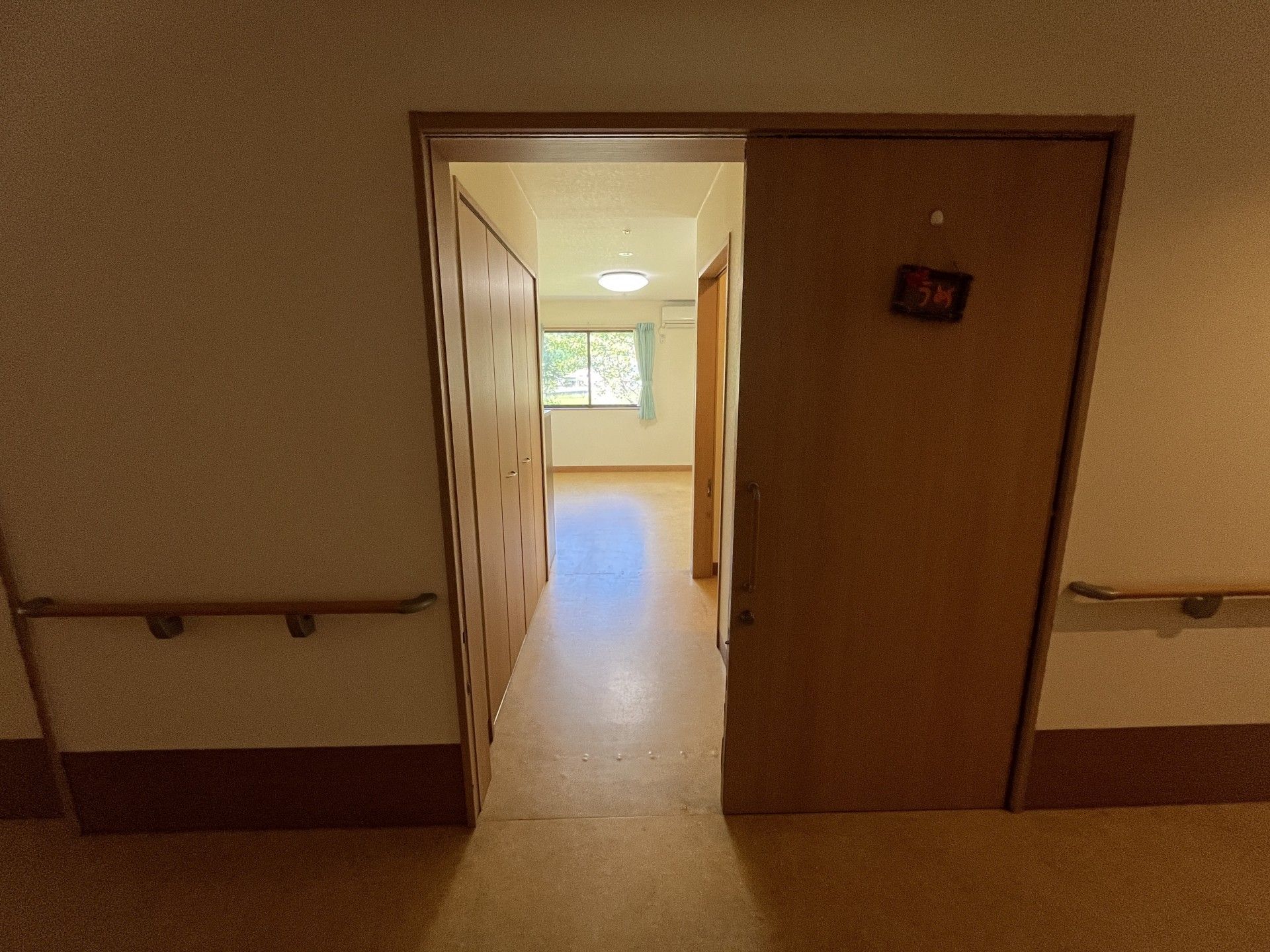 廊下の手すり付き通路