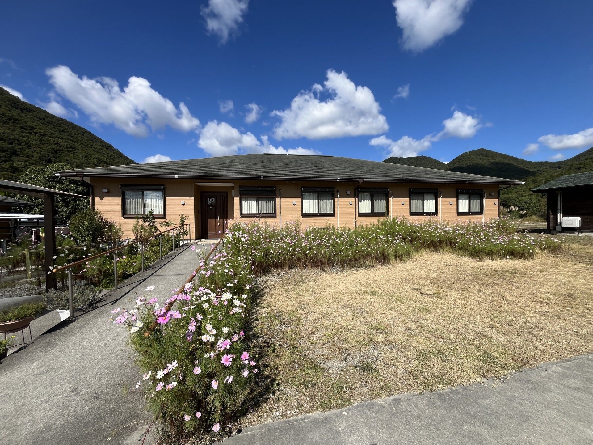 自然に囲まれた建物