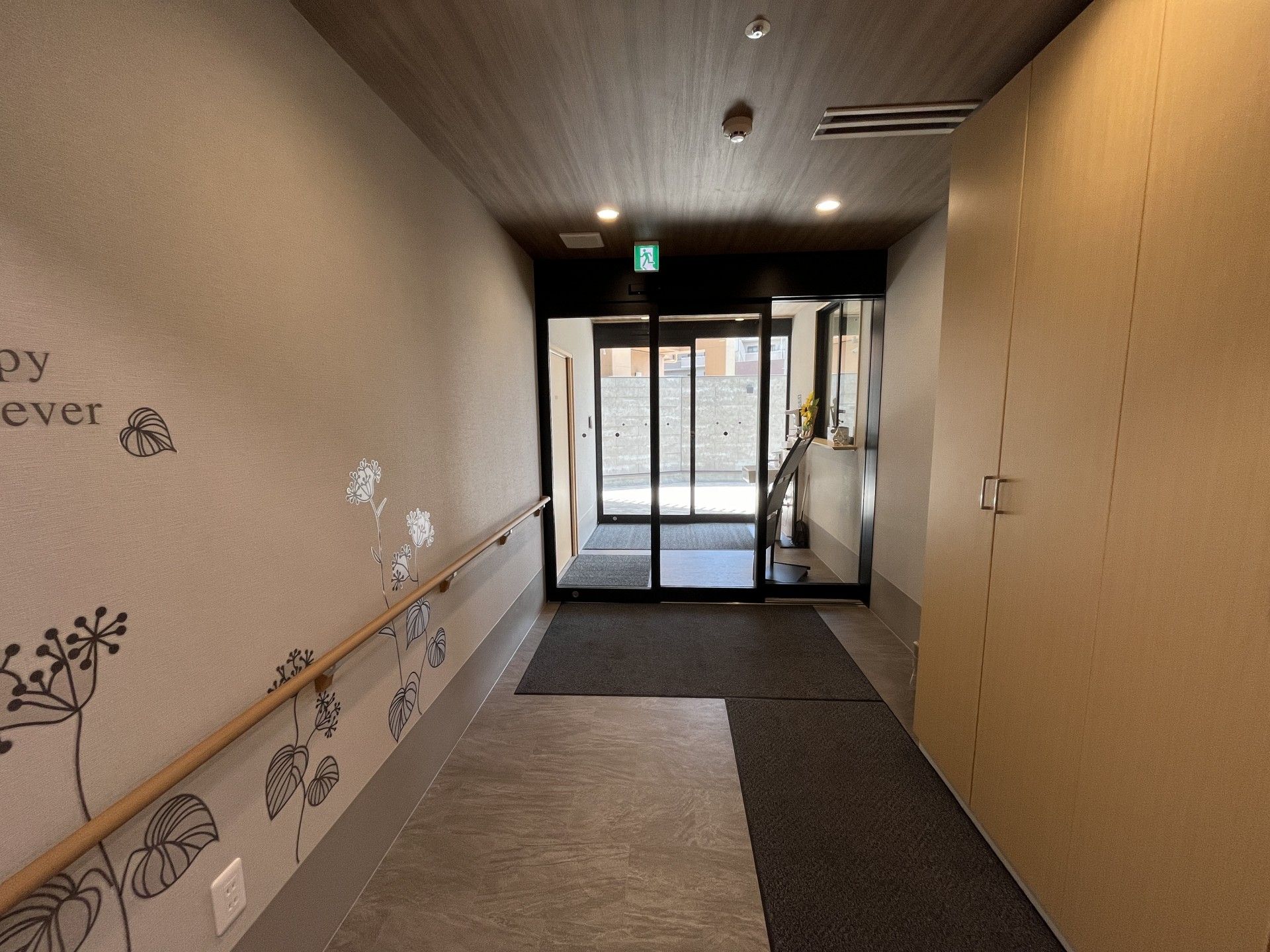 明るい廊下の風景