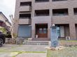 落ち着いた色合いの建物入口