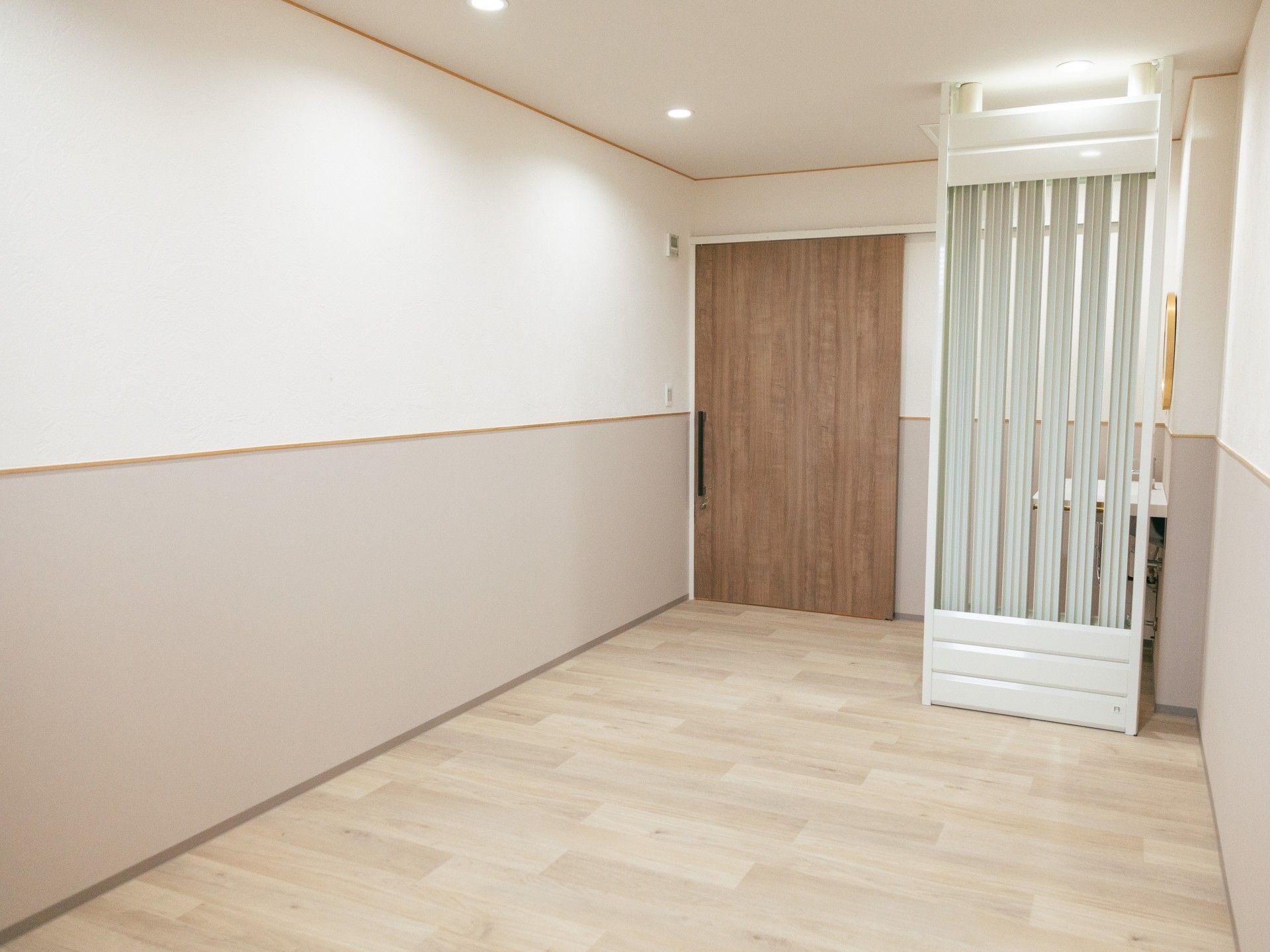 広々とした明るい廊下