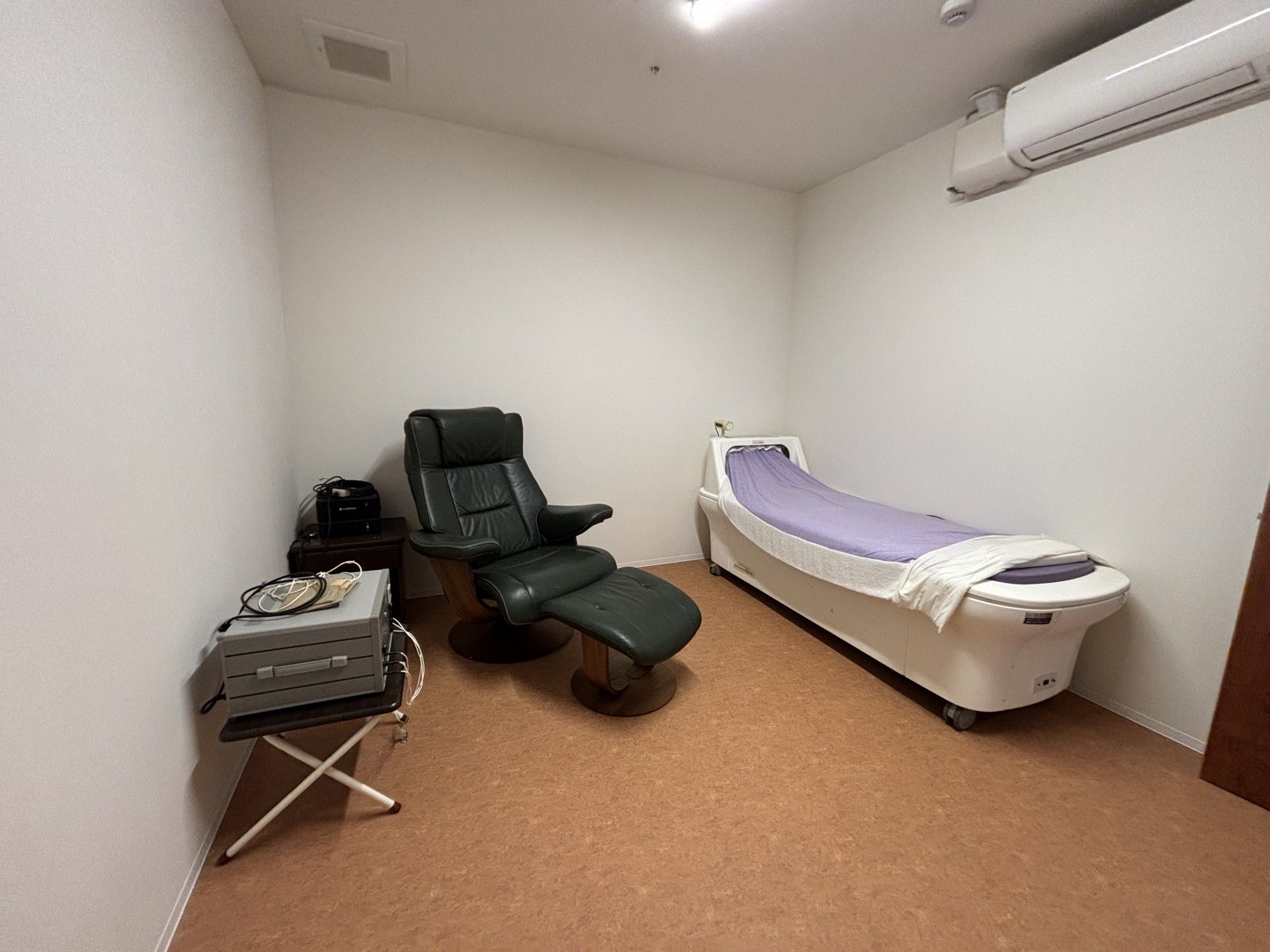 リクライニングチェアとベッドの部屋