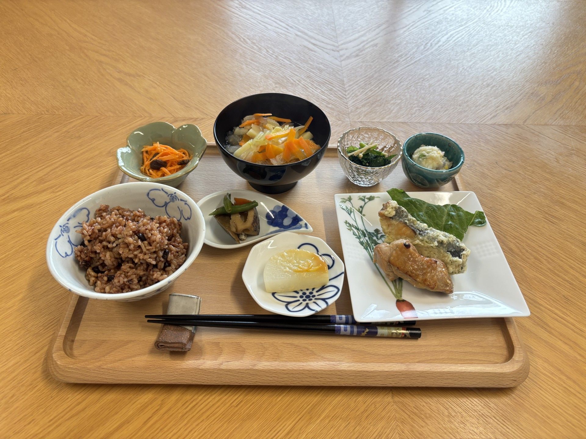 彩り豊かな食事の盛り付け