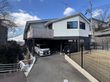 駐車場付きの建物外観