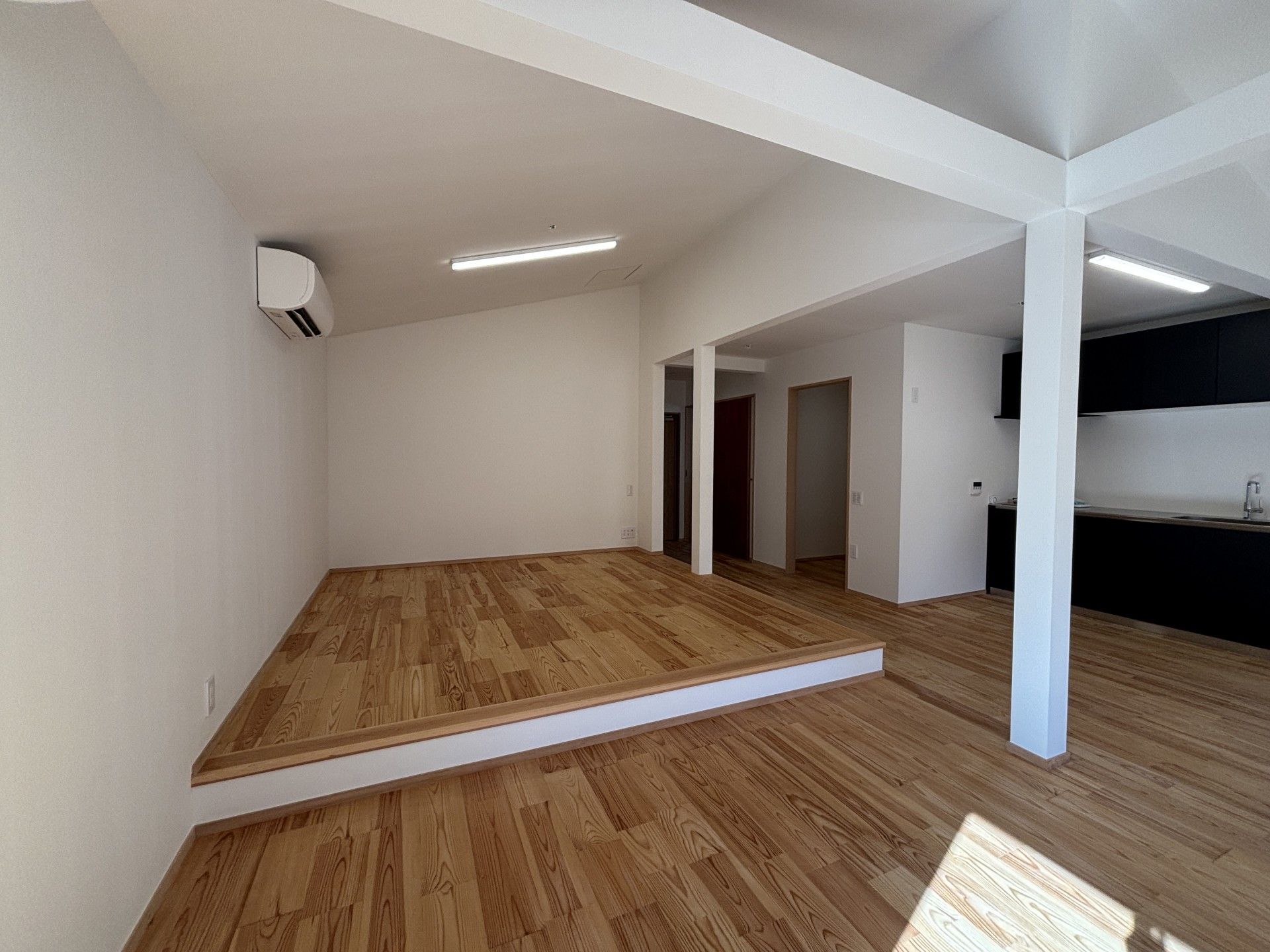 木目調の床が広がる部屋