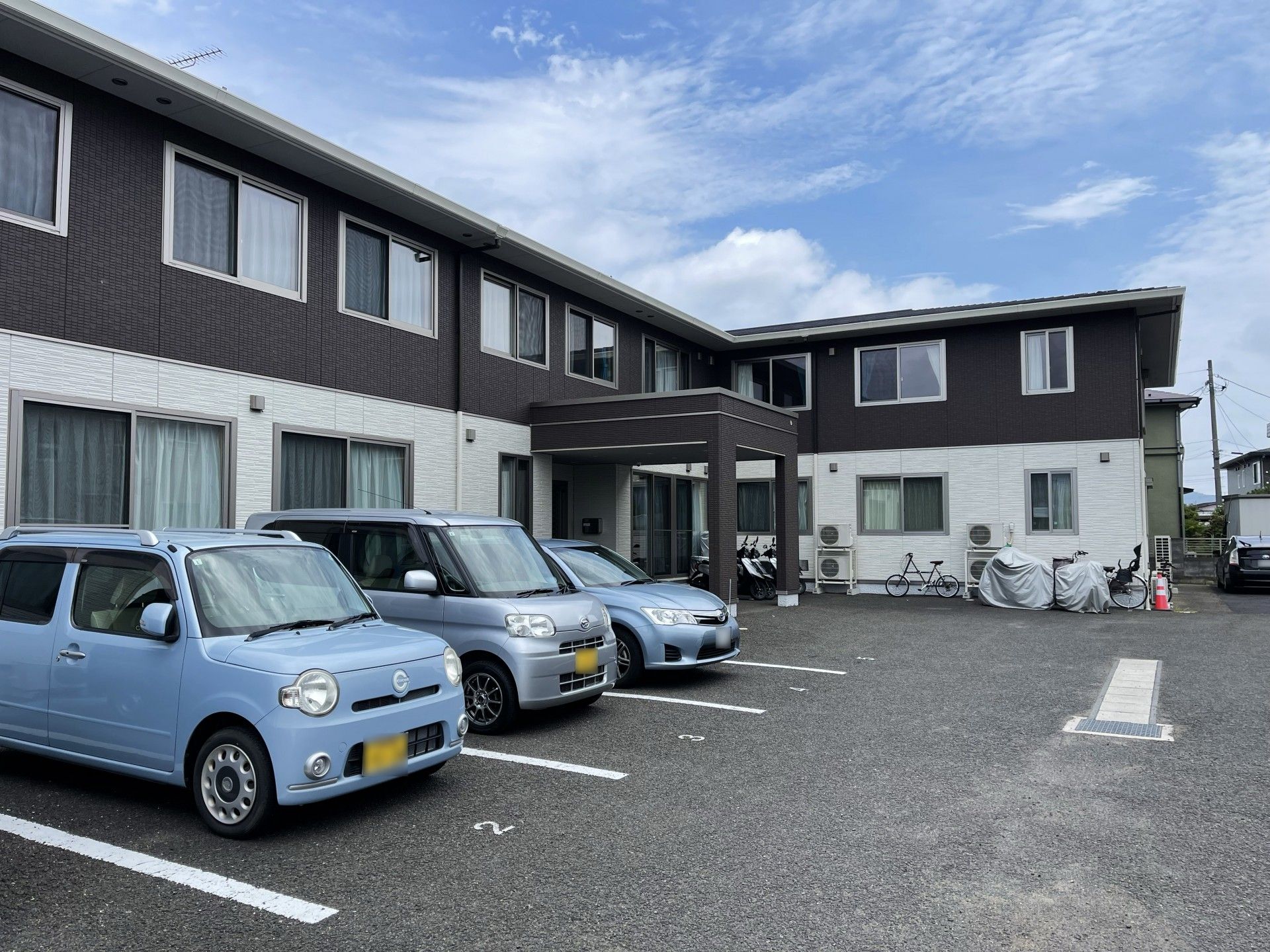 ゆったり駐車場のある建物