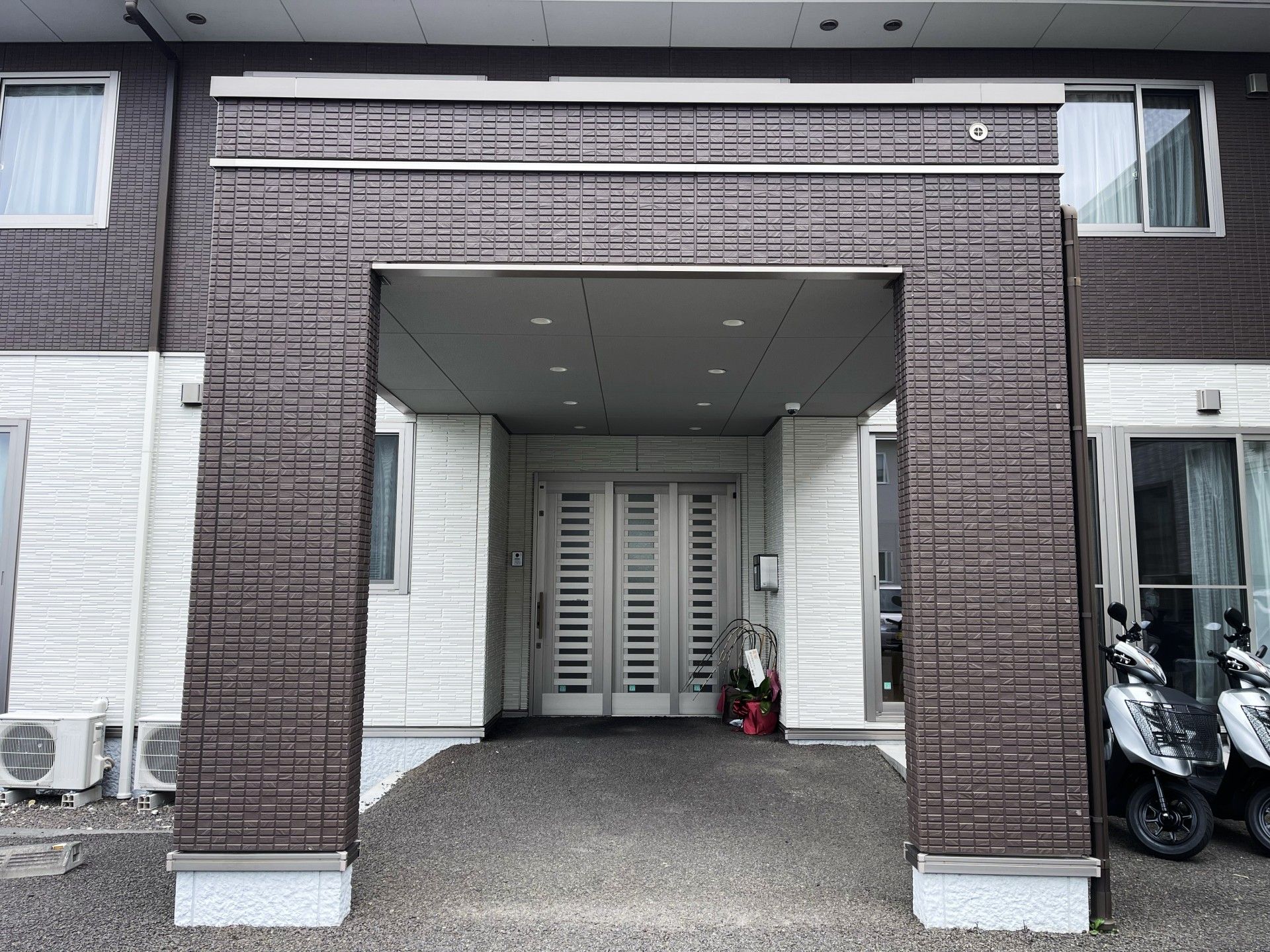 入り口の明るい施設