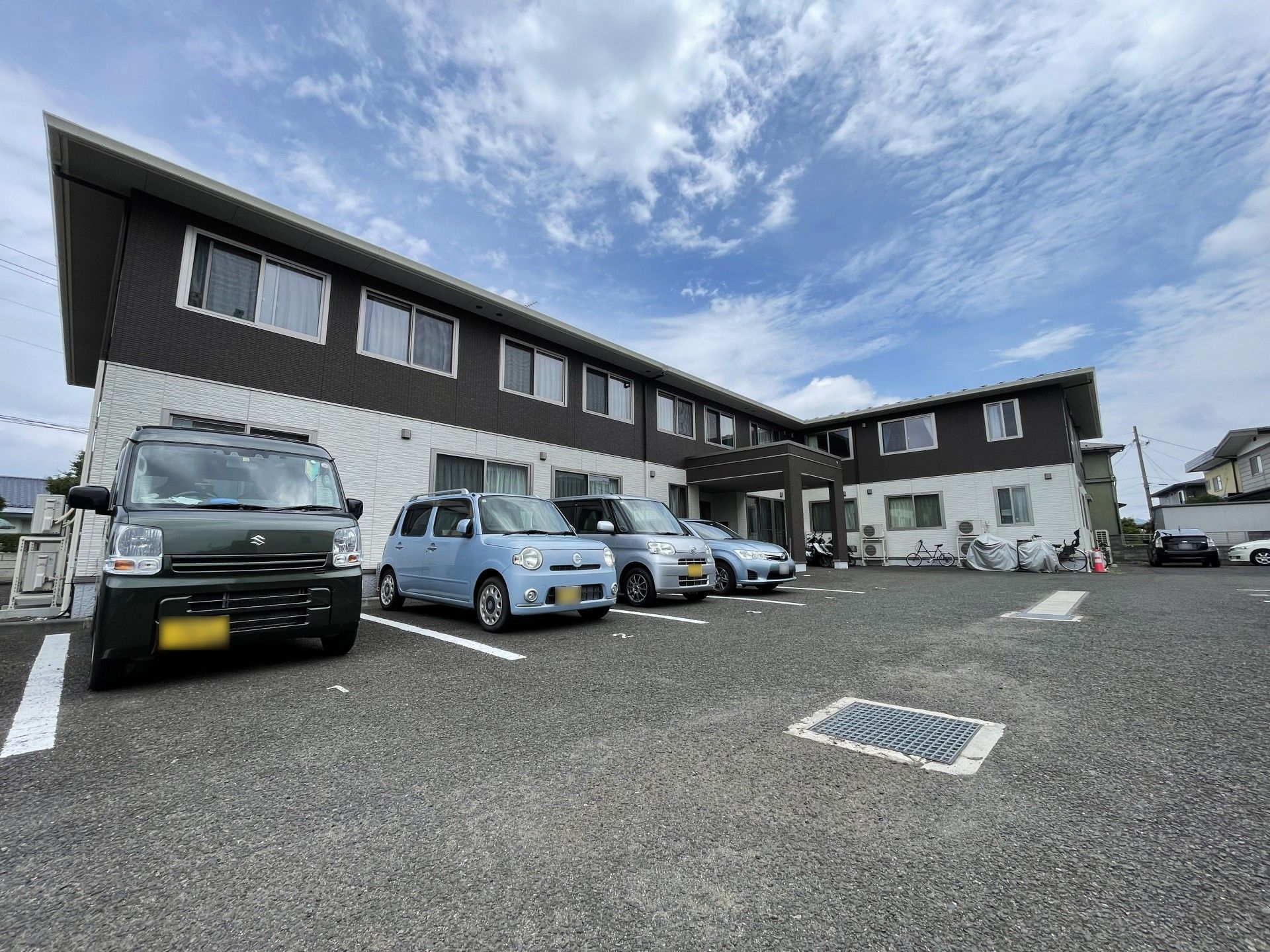 外観の建物と駐車場