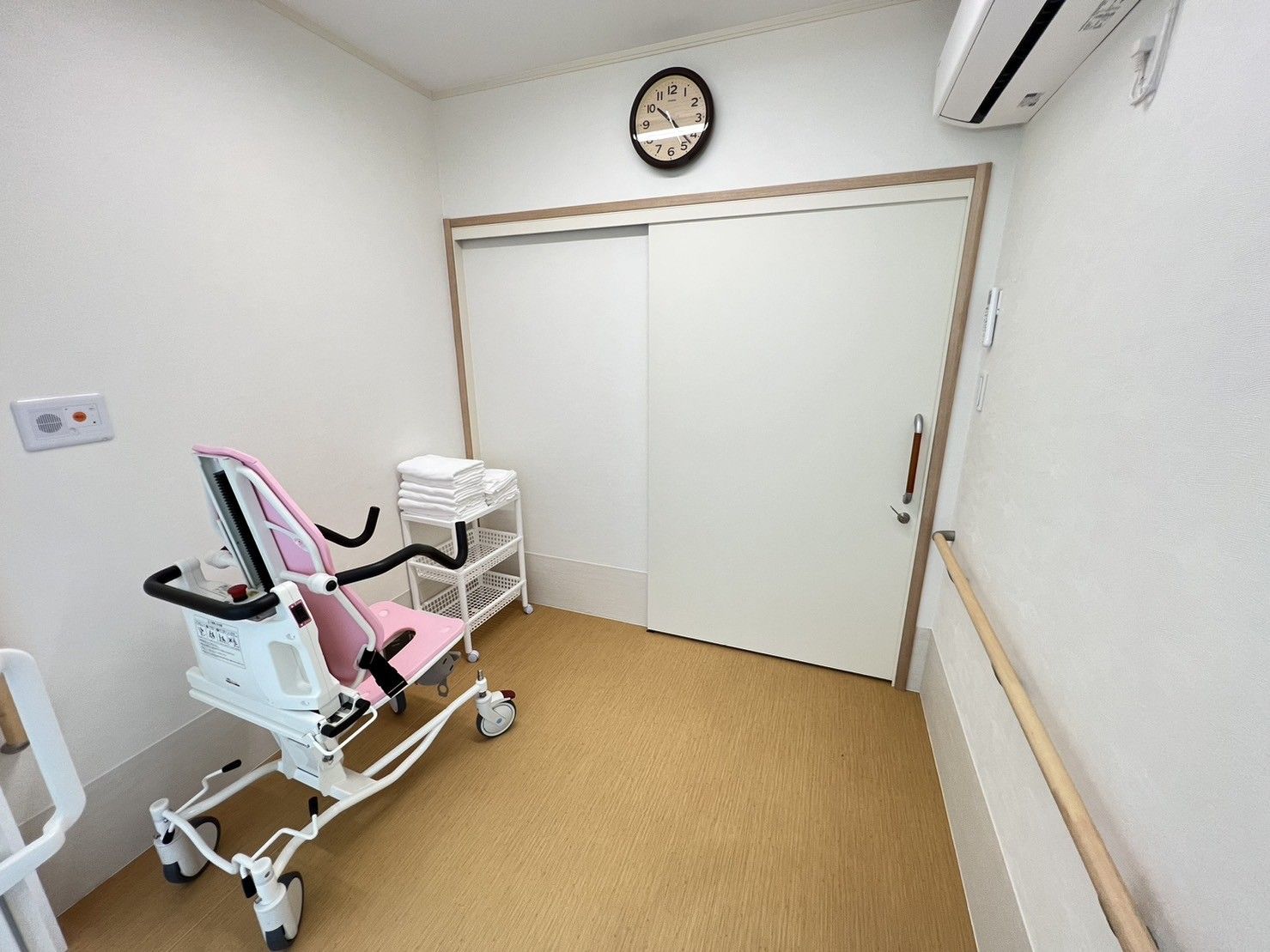 明るい廊下と移動補助具