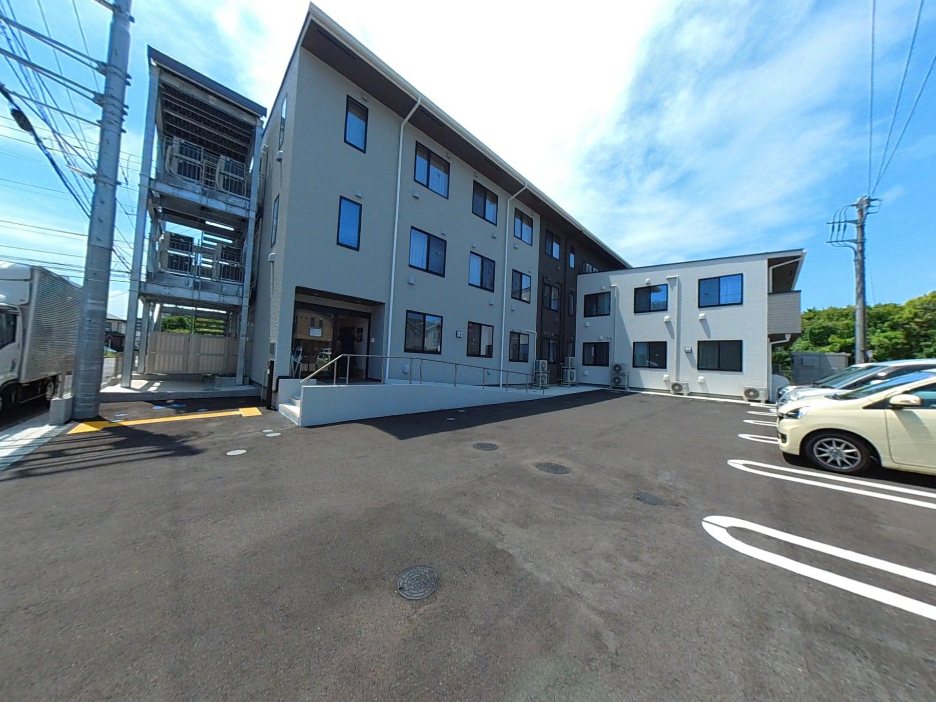 明るい外観の建物