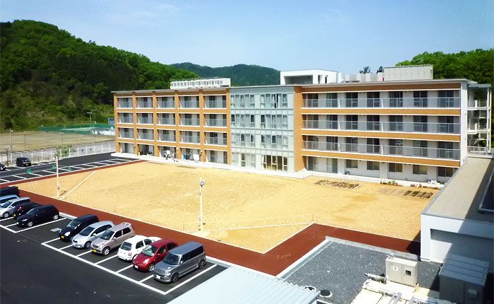広い駐車場と建物
