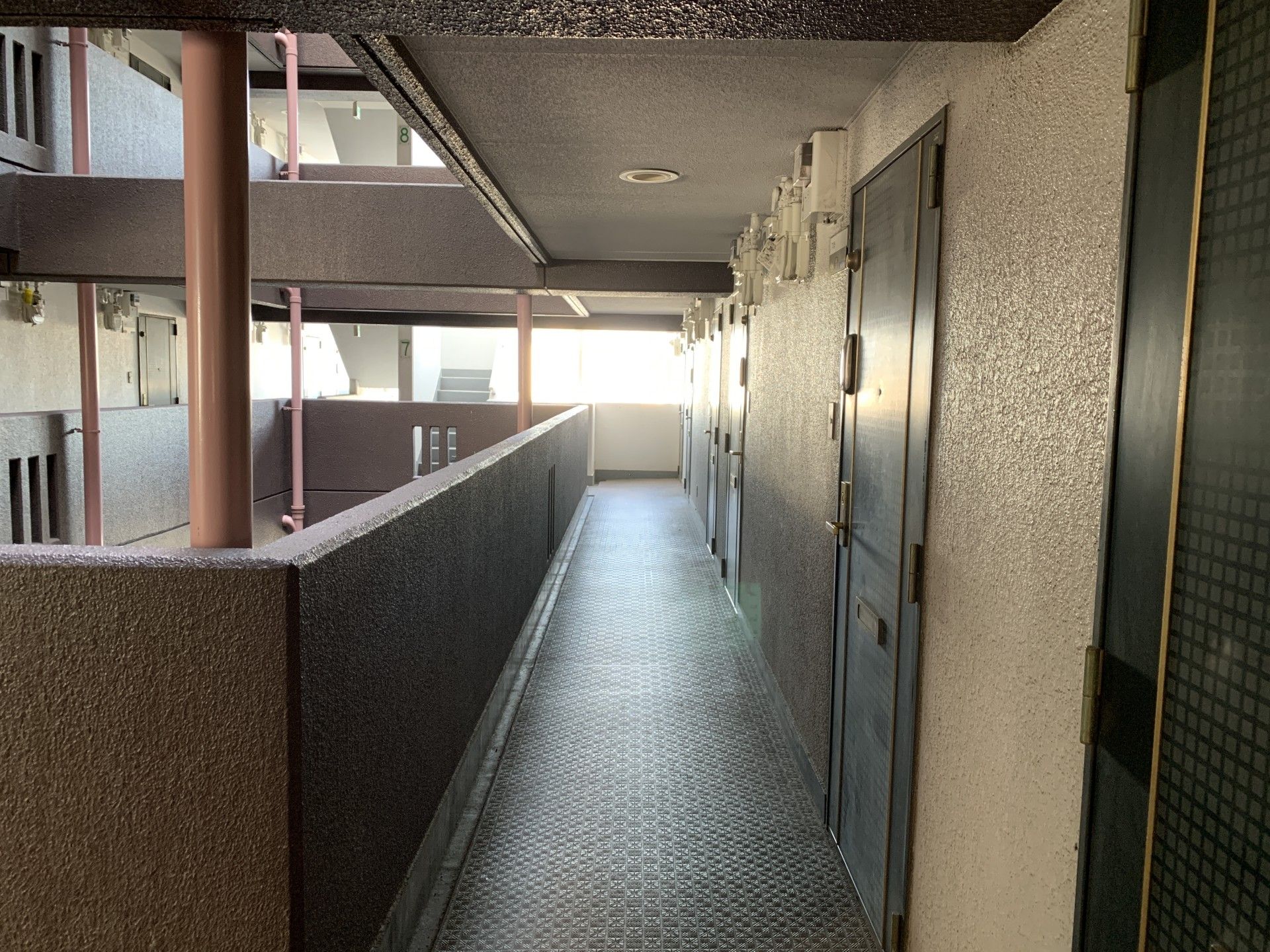廊下の明るい光景