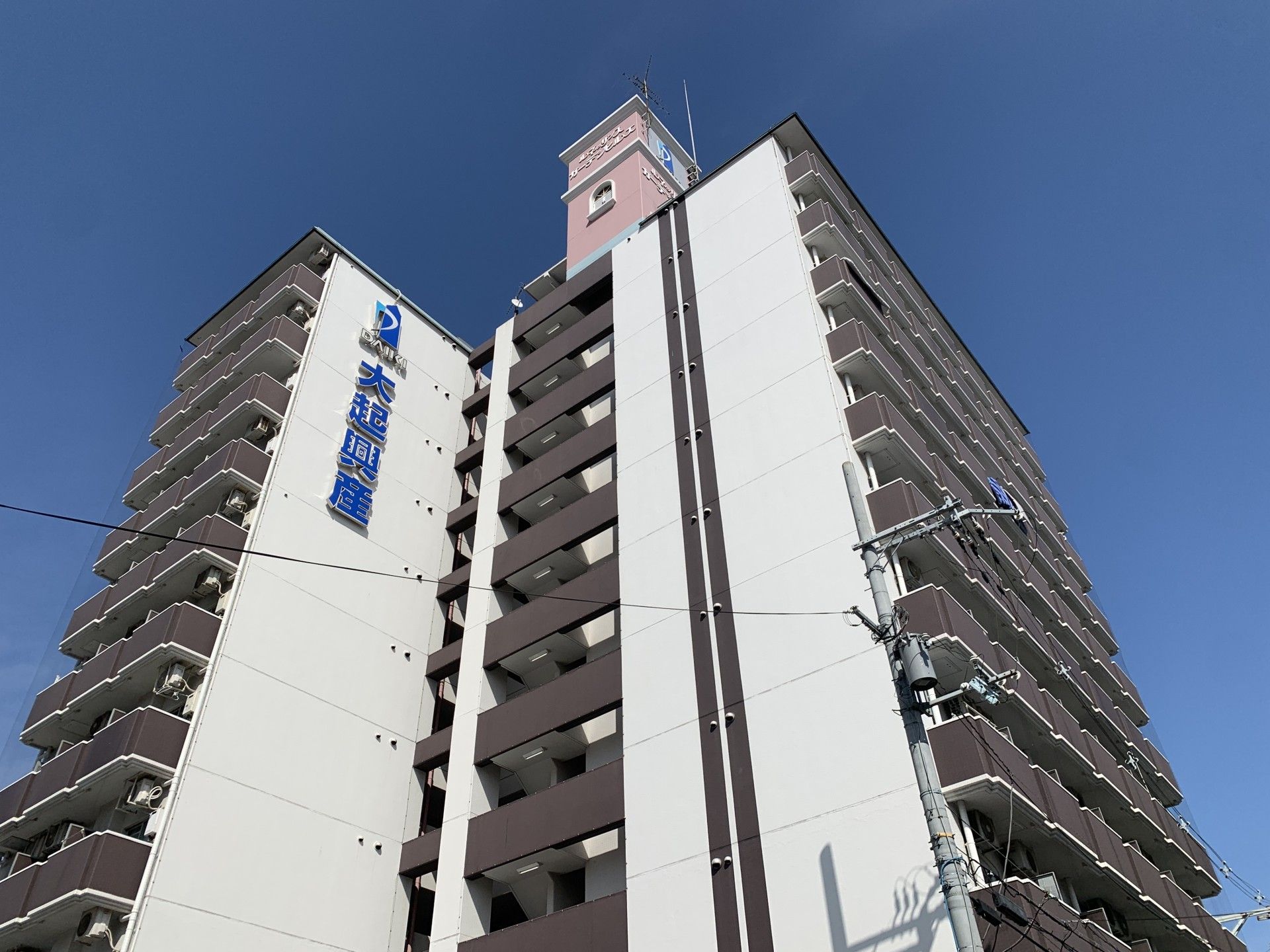 高層の建物外観