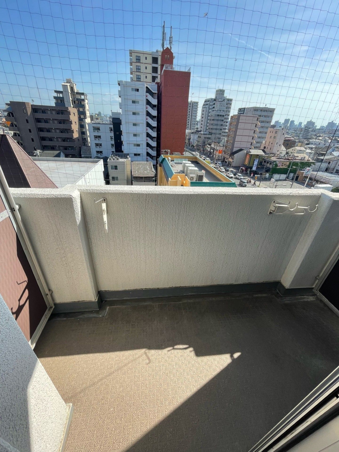 笑顔で食事する高齢者カップル