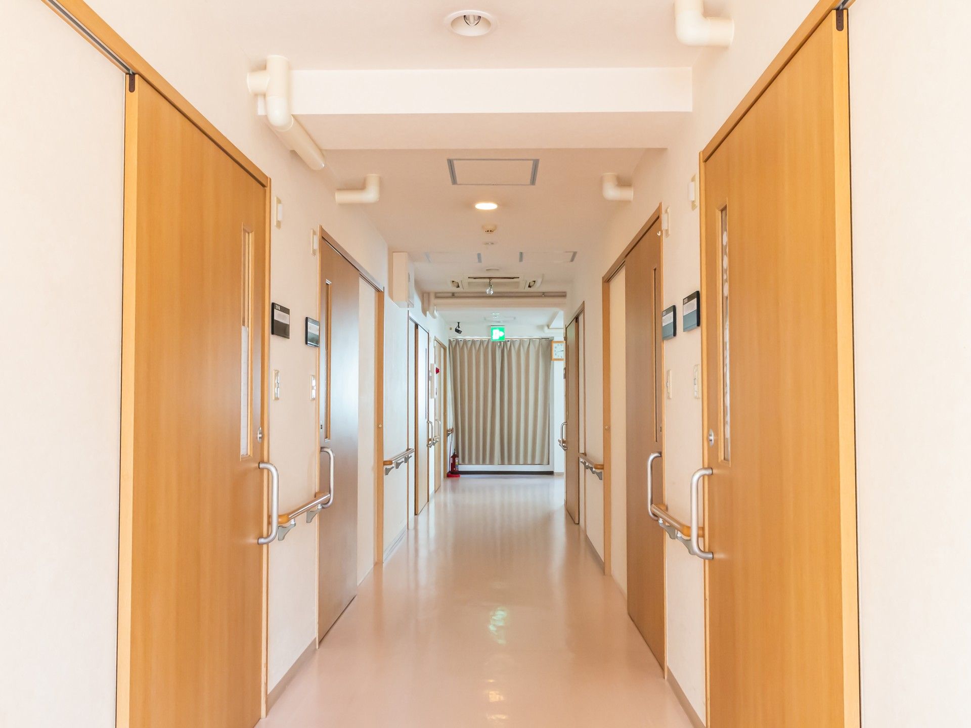 安全な手すり付き廊下