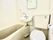 洋式トイレとバスタブ、洗面台が設置されているユニットバス
