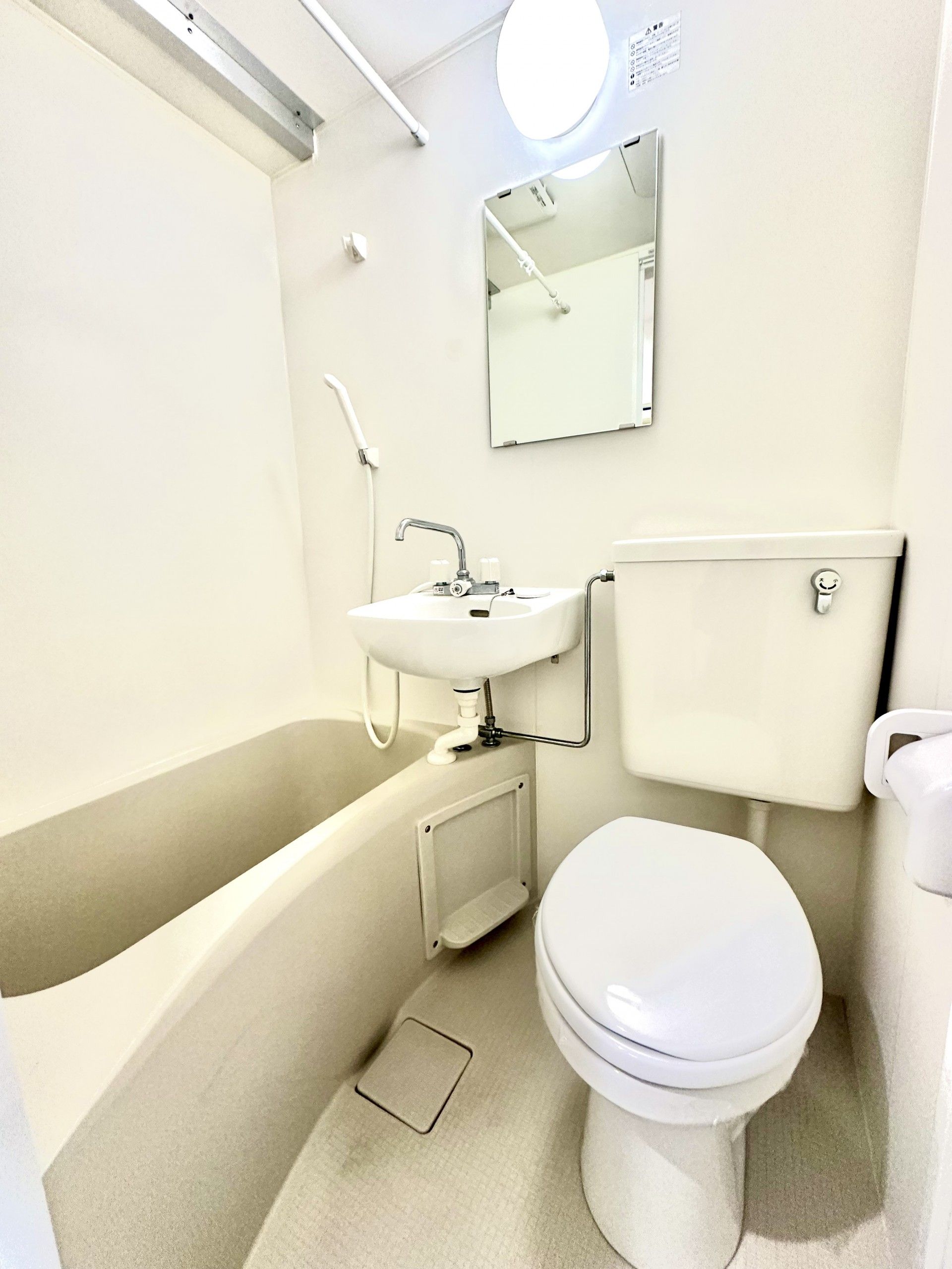 トイレとバスタブ、洗面台が設置されているユニットバス