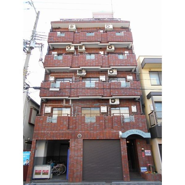 レンガ造りの5階建てマンション