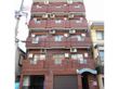 レンガ造りの5階建てマンション