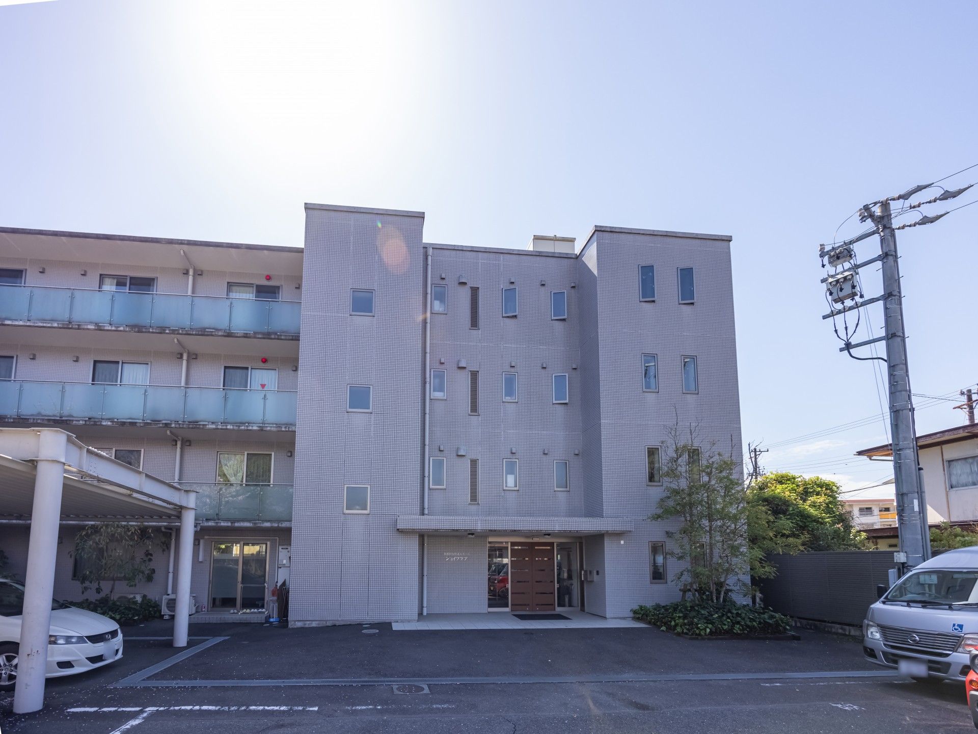 車いすに乗っている男性と寄り添う介護スタッフ
