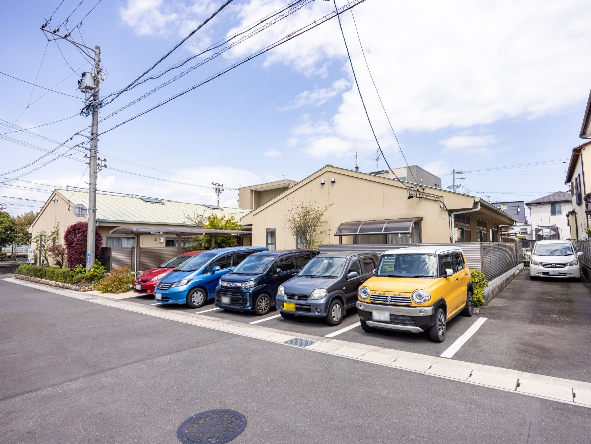 広々とした駐車場の施設外観