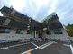 広々とした駐車場のある建物