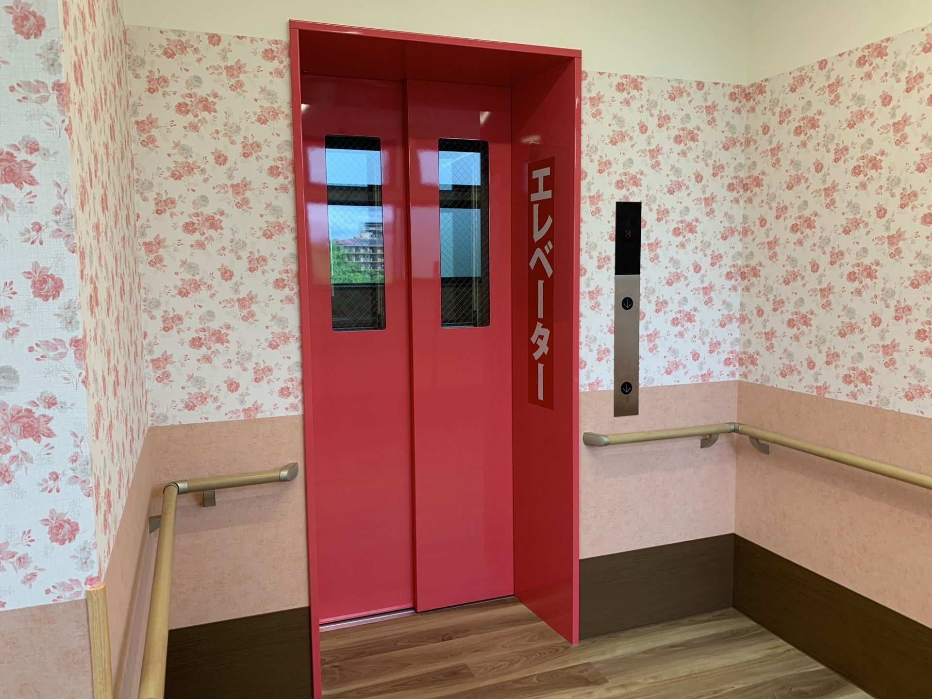 赤い扉のエレベーターホール