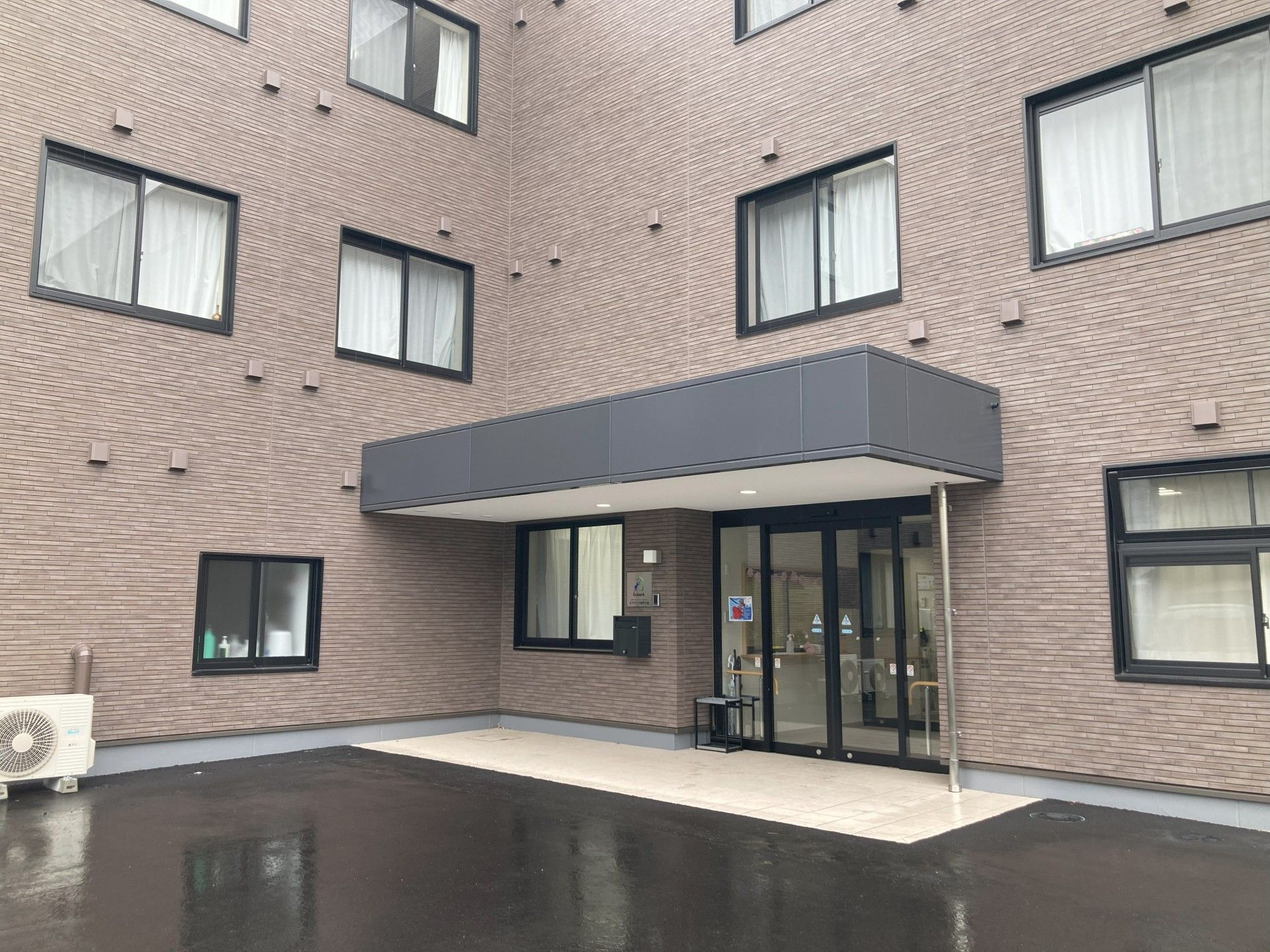 明るいエントランスの建物
