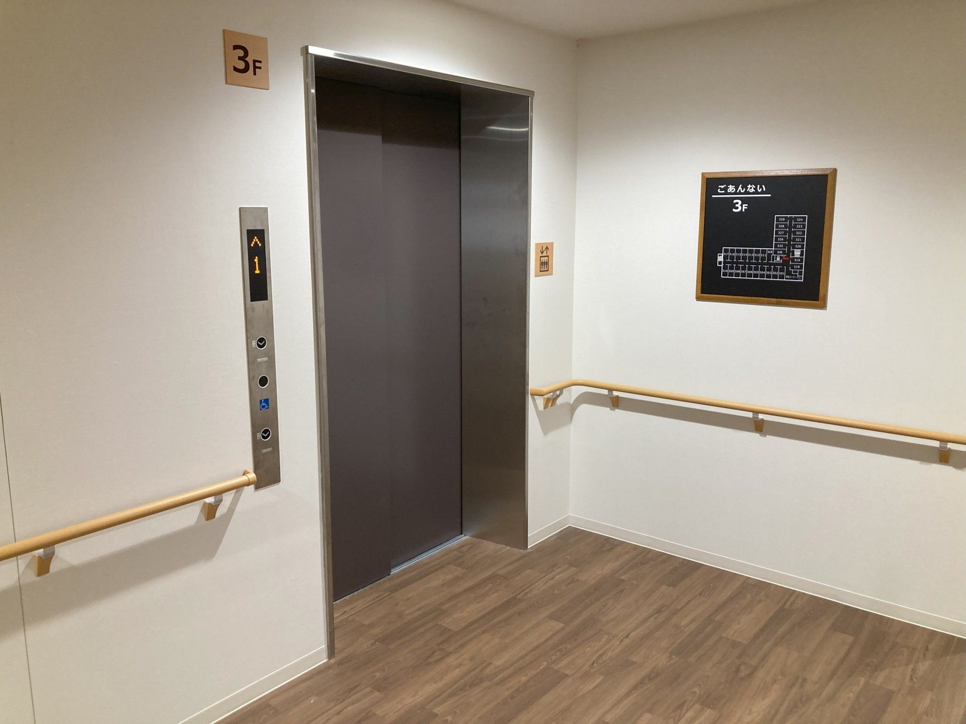 手すり付きエレベーターホール