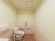バリアフリー設計のトイレ空間