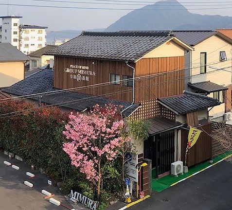 暖かみのある木造建築の外観