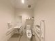 バリアフリー設計のトイレ空間