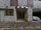 都会の角地にある建物の入口