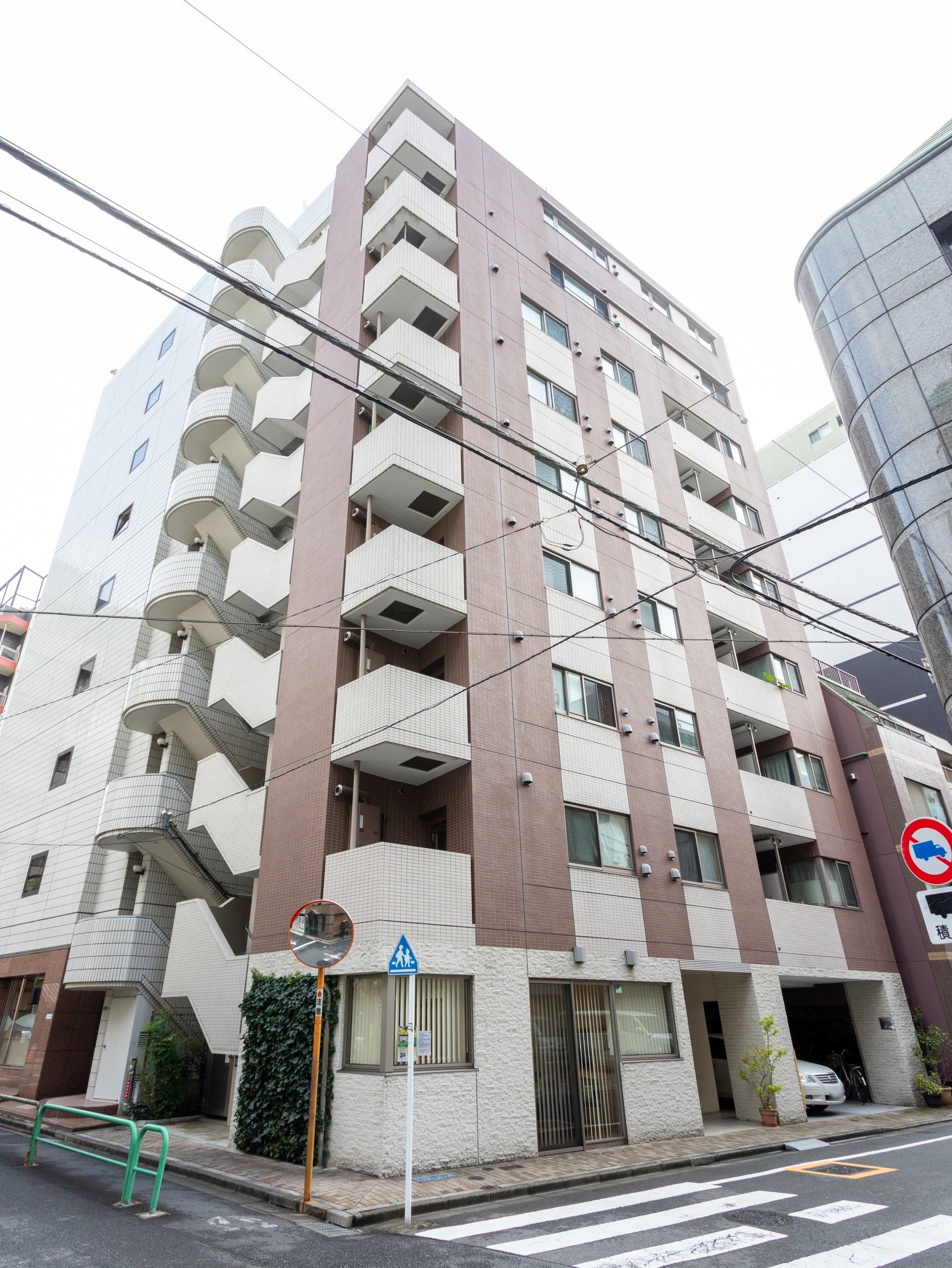 多階層の建物外観