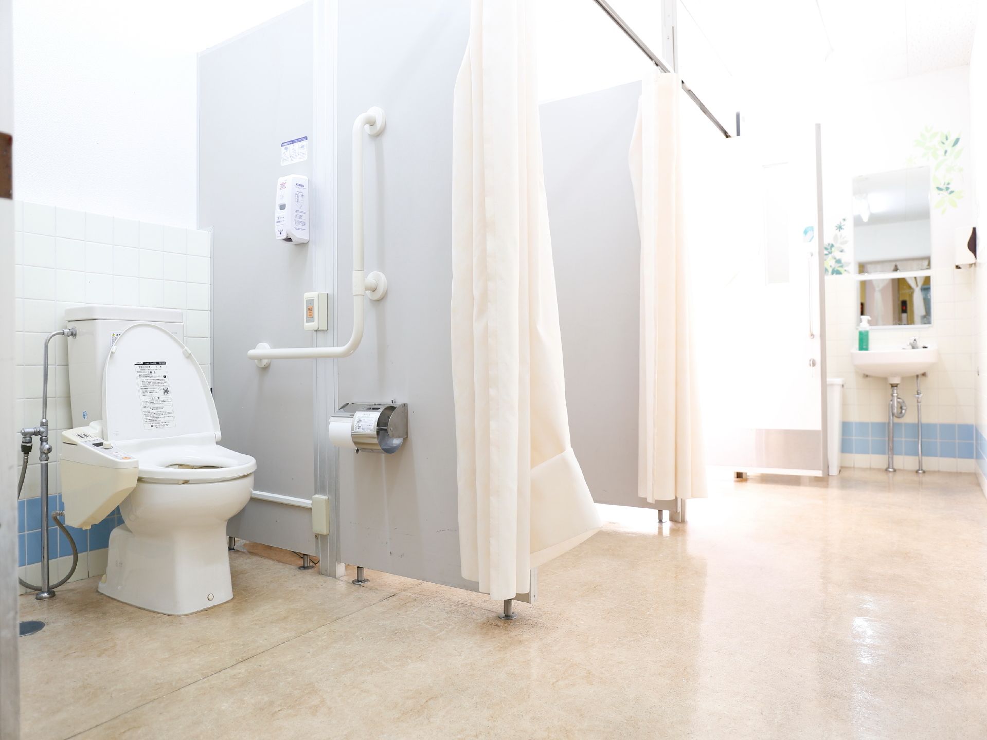 左手にはウオッシュレットトイレがあり壁にL字型の手すりとナースコールもついている。個室はカーテンもついている。