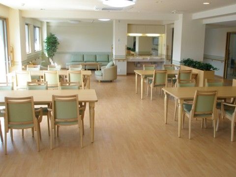 テーブル間を広めに取り、採光にも留意した、整然とした食堂