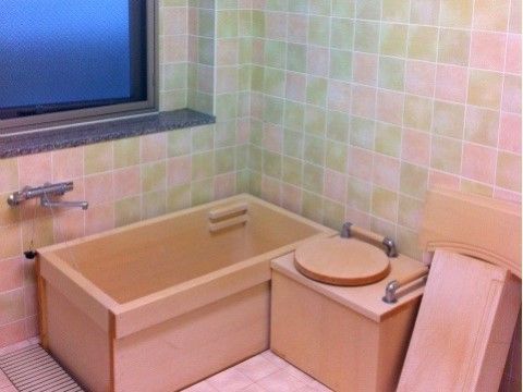 お一人でご利用いただける浴室も用意されている。温かみのある浴槽で体を温めることで、リフレッシュすることができる。