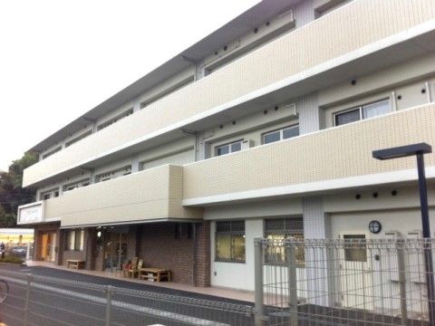 施設は、鉄筋コンクリート造３階建である。外観の色はクリーム色を基調としており、明るい雰囲気である。玄関にはポーチがある。