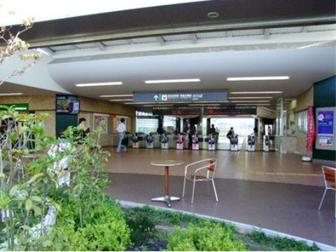 バスを利用すると、15分ほどで最寄り駅に到着する。最寄り駅からの電車の本数は多く、お出掛けに便利である。