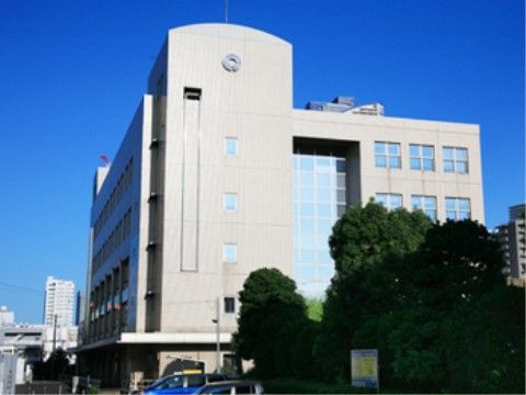 施設のすぐそばには区役所もある。住民票を取得したり、必要な手続きがすぐにできたりするため、便利である。
