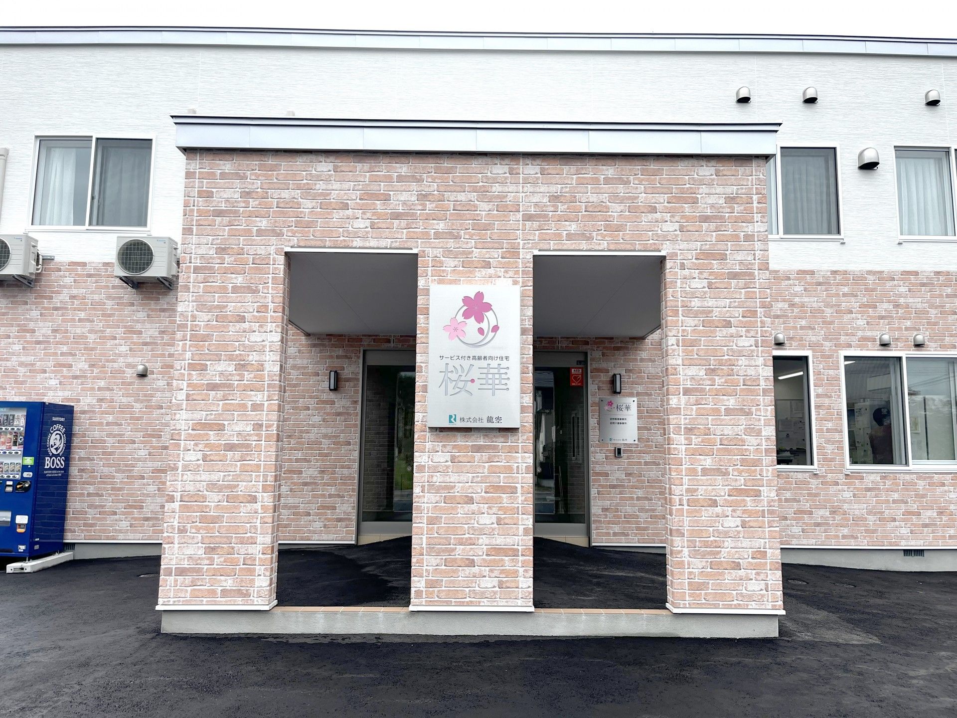 レンガ調の建物入口