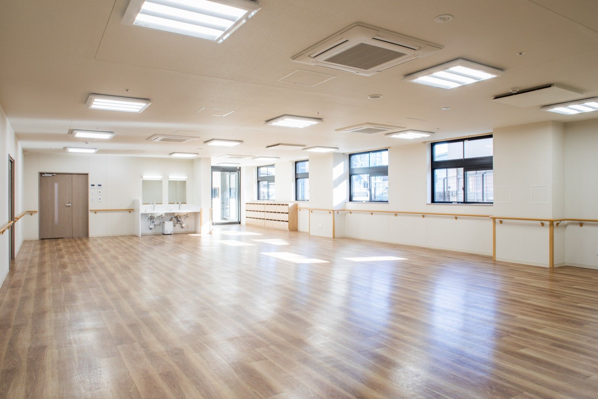 広々とした明るい部屋